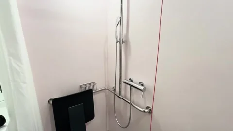Accessible Shower – Camera Tilt Revealing Full Bathroom Setup 库存影片 333445630
