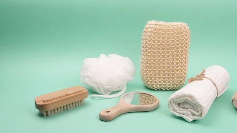 Accessories for the bathroom on a green background. Stockbeeldmateriaal 127703178