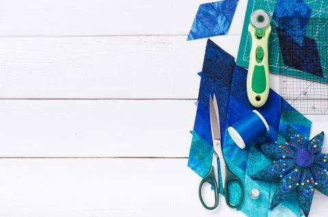 Accessories for patchwork top view on a white wooden surface Stock-Fotos