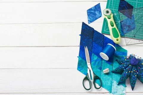 Accessories for patchwork top view on a white wooden surface Fotos Stock