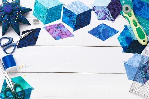 Accessories for patchwork top view on a white wooden surface Fotos de archivo