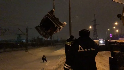 Accident #1 DPS employees pull the car from the curb 스톡 동영상 86193238