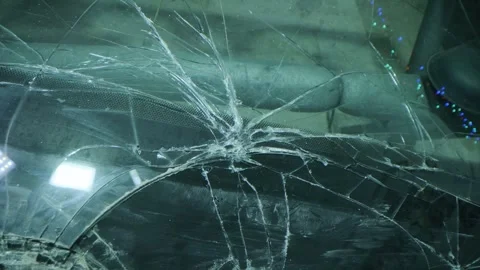 Accident aftermath, broken windshield, auto glass repair Vídeos de archivo 300380324