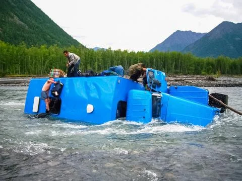 An accident while crossing a mountain stream. The car carrying workers overtu Foto stock