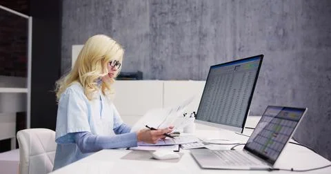 Account Manager In Office Coding Medical Foto stock