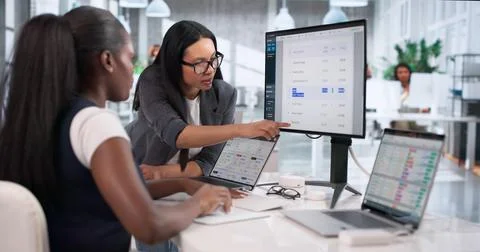 Accountant Carefully Checks Payroll Data On Computer In Busy Office Environme 库存照片