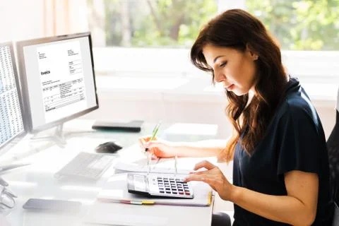 Accountant Using E Invoice Software At Computer Foto stock