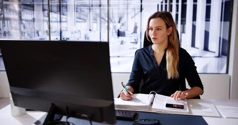 Accountant Using E Invoice Software At Computer Foto stock