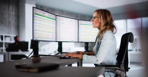 Accountant Using E Invoice Software At Computer Foto stock