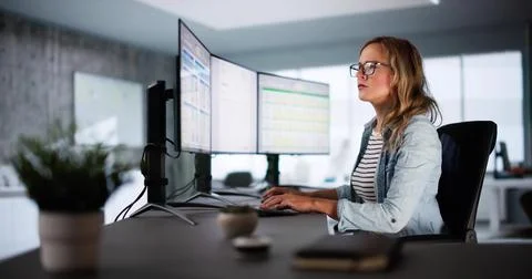 Accountant Using E Invoice Software At Computer 스톡 사진