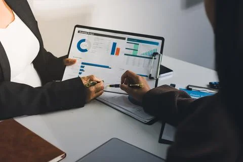 Accountants processing financial documents and taxes, managing corporate fi.. Stockfoto's