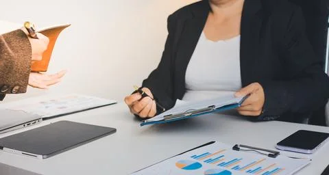 Accountants processing financial documents and taxes, managing corporate fi.. Stockfoto's