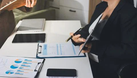 Accountants processing financial documents and taxes, managing corporate fi.. Stockfoto's