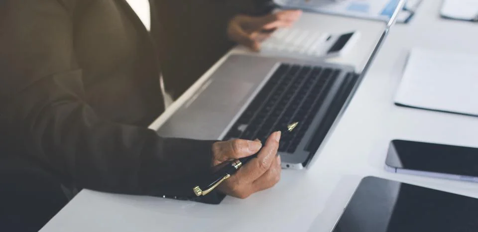 Accountants processing financial documents and taxes, managing corporate fi.. Stockfoto's