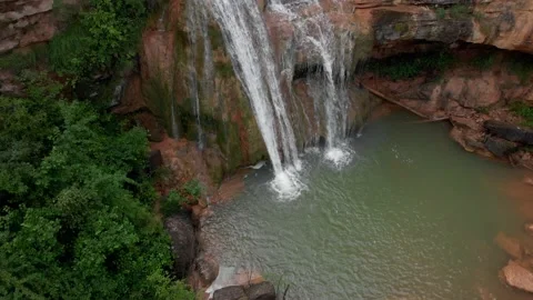 Acercamiento a espectacular cascada mientras el agua cae a bonito arroyo 動画素材 134641982