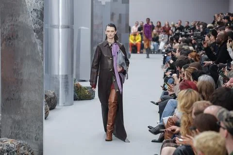 Acne Studios - Runway - Paris Women's Fashion Week Fall/Winter 2025-2026, France Foto stock