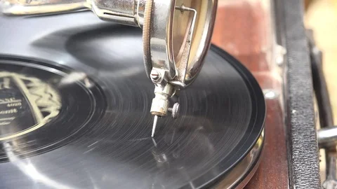 Acoustic  Gramophone Playing a Shellac Record 4 動画素材 95408363
