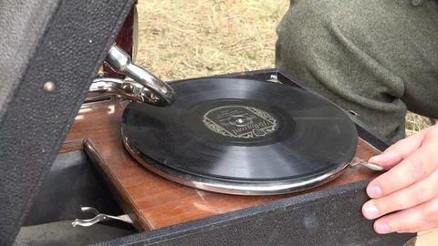 Acoustic  Gramophone Playing a Shellac Record 2 動画素材 95408373