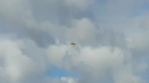 Acrobat biplane looping the loop at a UK air show 库存影片 143559845