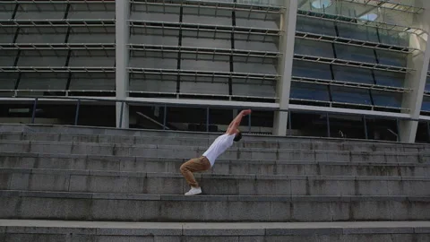 Acrobat performing parkour tricks 库存影片 232837392