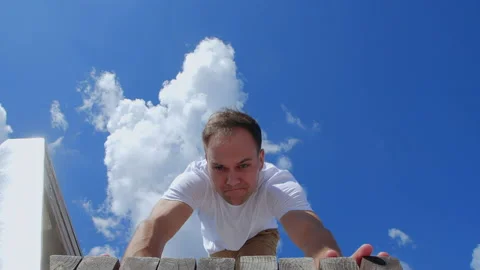 Acrobat performing parkour tricks 库存影片 232837783