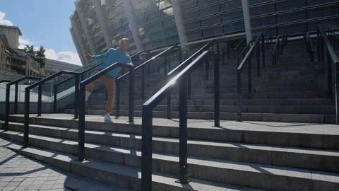 Acrobat performing parkour tricks 스톡 동영상 232837953