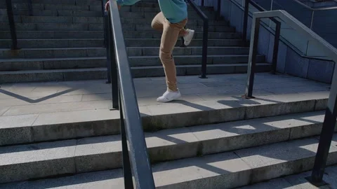 Acrobat performing parkour tricks 動画素材 232848593