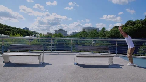 Acrobat performing parkour tricks 库存影片 232848836