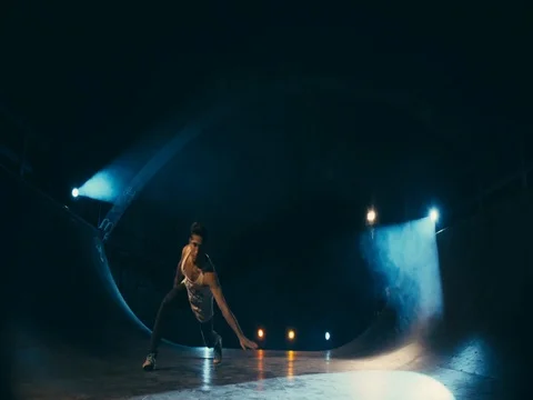 Acrobatic Dance Choreography Performance Free Runner Parkour Back Flip 動画素材 69919290