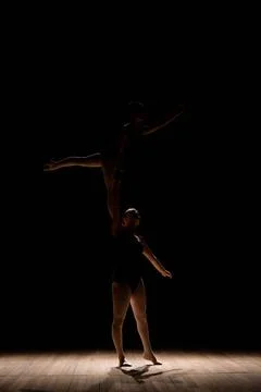 Acrobatic dance. Dance with elements of acrobatics. Girls doing dance support Foto stock