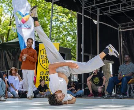 Acrobatic freeze during a breakdance competition Foto stock