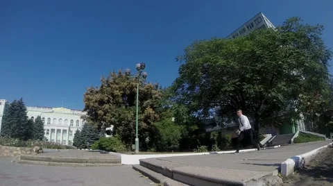 Acrobatic getaway in slow motion. 库存影片 67343298