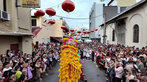 Acrobatic lion dancers perform daring stunts during Miaohui Видео 327808846