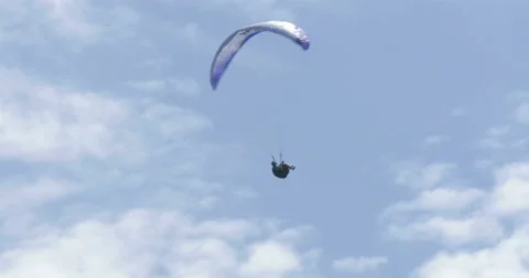 Acrobatic paragliding 01 (4K) Stockbeeldmateriaal 40271335