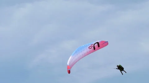 Acrobatic paragliding landing 13 Video stock 40273859