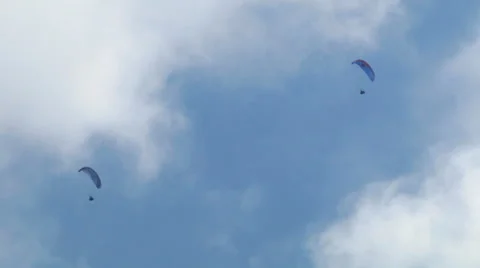 Acrobatic paragliding synchro blue 21 Stock Footage 40345452