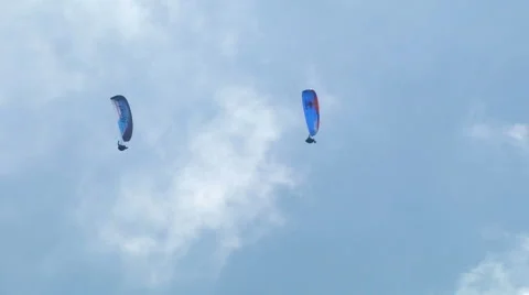 Acrobatic paragliding synchro blue 22 스톡 동영상 40345596