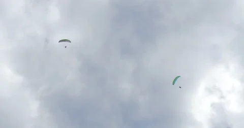 Acrobatic paragliding synchro white green 31 (4K) Video stock 40275302