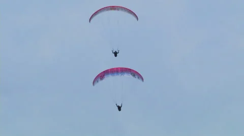 Acrobatic paragliding synchro white red 26 (slow motion) 스톡 동영상 40280064