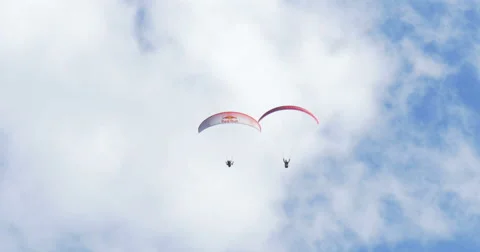 Acrobatic paragliding synchro white red 34 (4K) Video stock 40298076