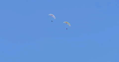 Acrobatic paragliding synchro white yellow 31 (4K) Video stock 40298840