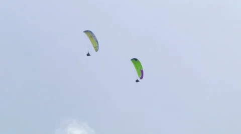 Acrobatic paragliding synchro yellow green 21 Vídeo Stock 40301082