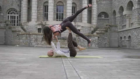 Acrobatic yoga for couples. Pose asana "star". Yoga pose for two men and women Stock-Footage 150367257