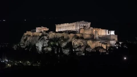 Acropolis drone orbiting the illuminated and majestic Parthenon at night 스톡 동영상 325183329