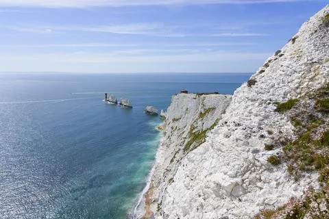 Across the face of white chalk cliffs and out to The Needles. Stockfoto's
