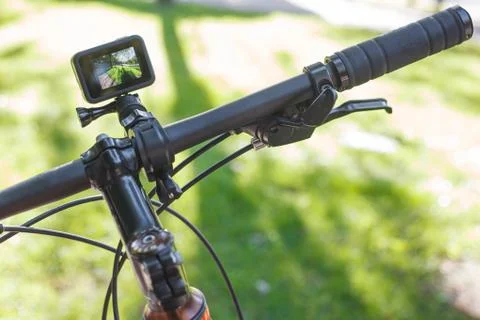 Action camera with the included screen mounted on the handlebar of a bicycle Foto stock