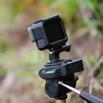 Action camera stands on a small tripod with a water level, recording video. Stock-Fotos