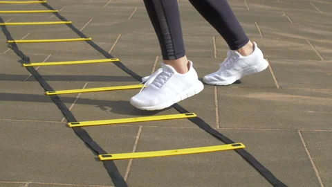 Active athletic girl doing leg warm up exercises Видео 140364031
