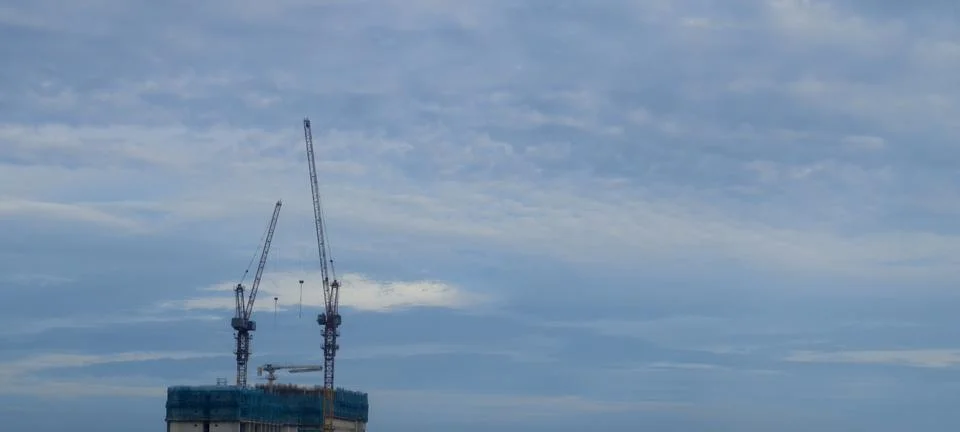 An active construction site featuring two towering cranes Foto stock