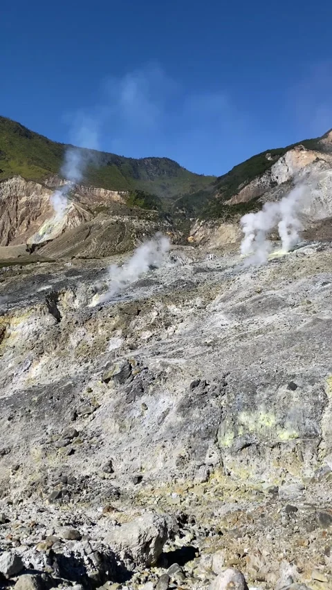 Active crater of Mount Papandayan featuring rugged cliffs Vidéo 346838393
